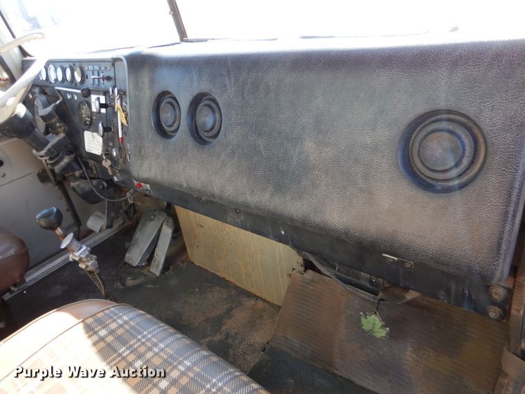 image for item LJ9913 1977 International Transtar 4300  grain truck