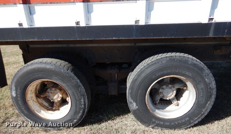 image for item LJ9913 1977 International Transtar 4300  grain truck