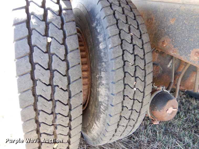 image for item LJ9913 1977 International Transtar 4300  grain truck