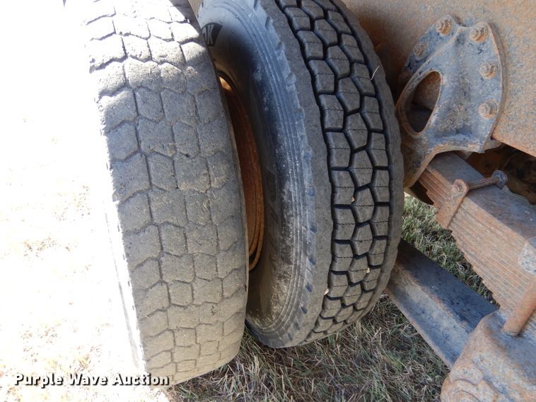 image for item LJ9913 1977 International Transtar 4300  grain truck