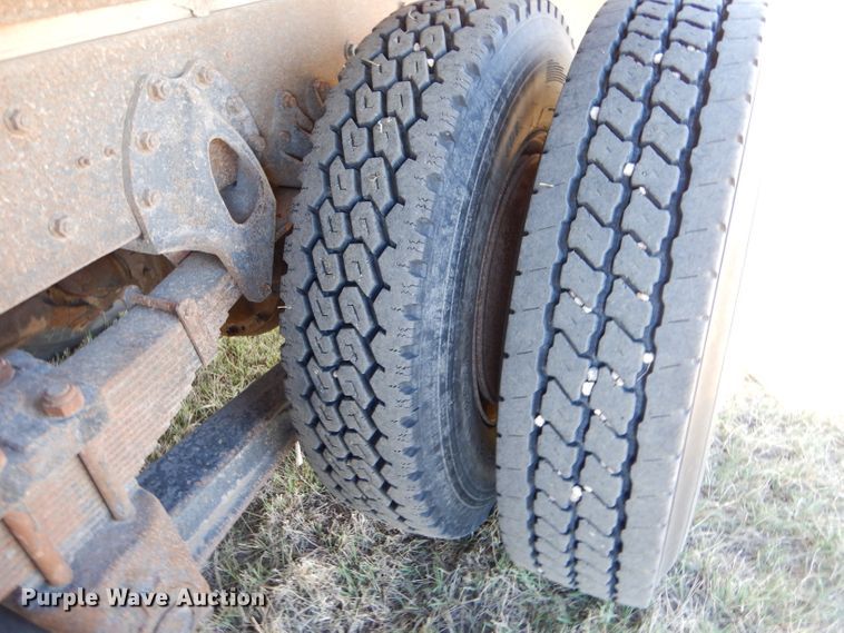 image for item LJ9913 1977 International Transtar 4300  grain truck