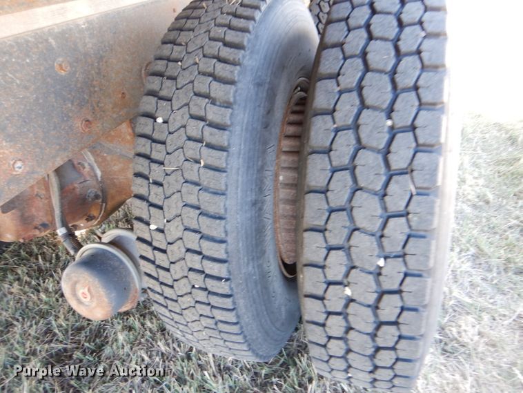 image for item LJ9913 1977 International Transtar 4300  grain truck