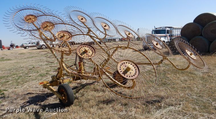 image for item LJ9916 Vermeer WR-22  hay rake