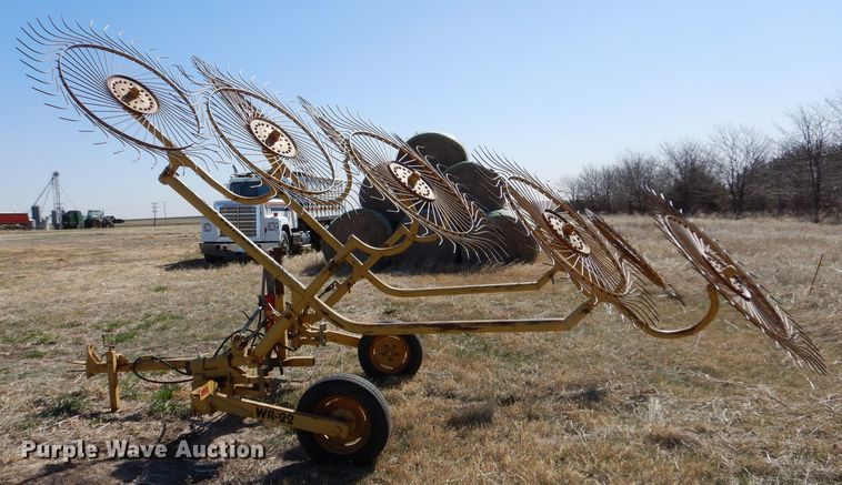 image for item LJ9916 Vermeer WR-22  hay rake