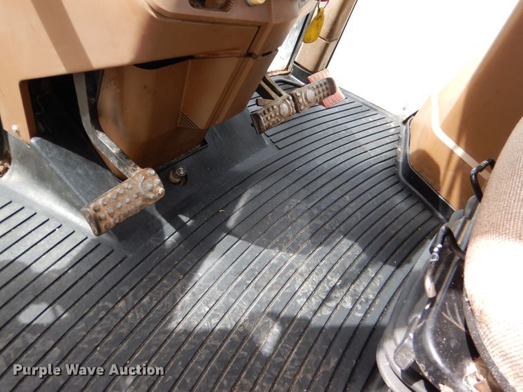 image for item LJ9944 1993 John Deere 7800  tractor