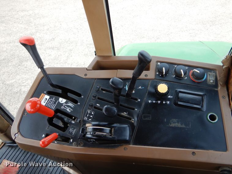 image for item LJ9944 1993 John Deere 7800  tractor