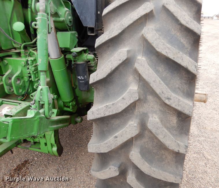 image for item LJ9944 1993 John Deere 7800  tractor