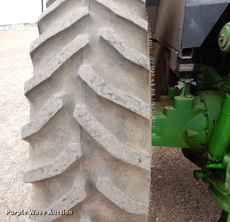 image for item LJ9944 1993 John Deere 7800  tractor