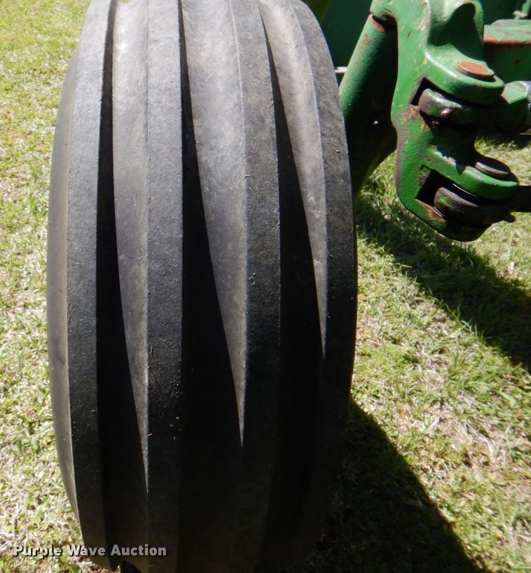 image for item MK9561 1984 John Deere 2350  tractor