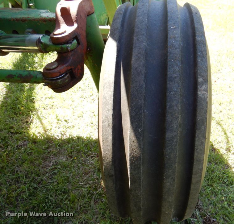 image for item MK9561 1984 John Deere 2350  tractor