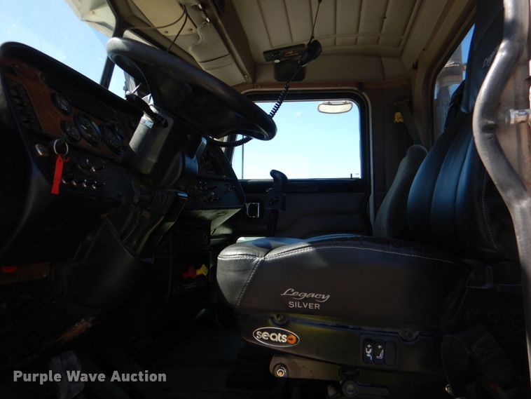 image for item DK3655 2005 Peterbilt 385  semi truck