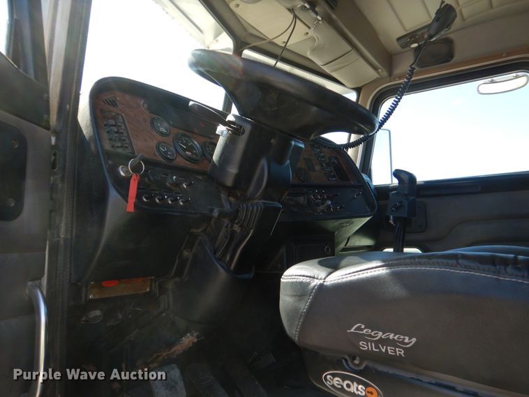 image for item DK3655 2005 Peterbilt 385  semi truck