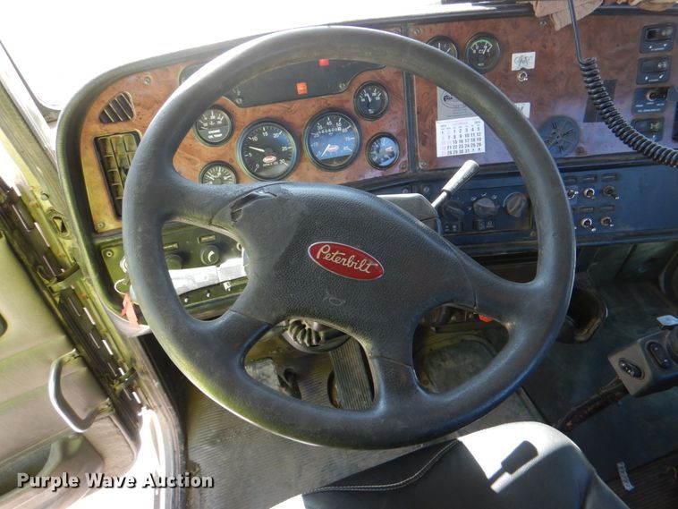 image for item DK3655 2005 Peterbilt 385  semi truck