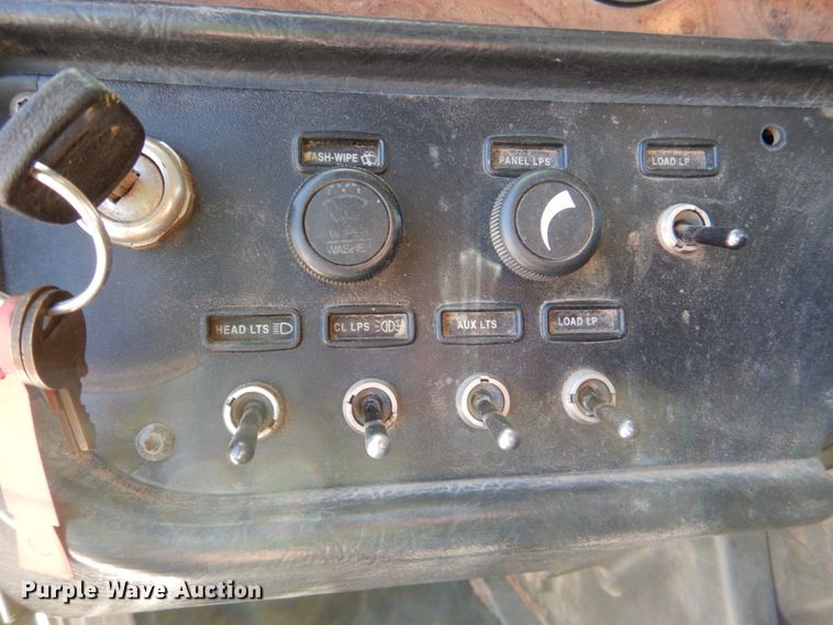 image for item DK3655 2005 Peterbilt 385  semi truck