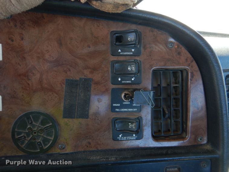 image for item DK3655 2005 Peterbilt 385  semi truck