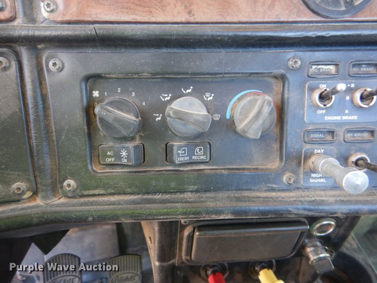 image for item DK3655 2005 Peterbilt 385  semi truck