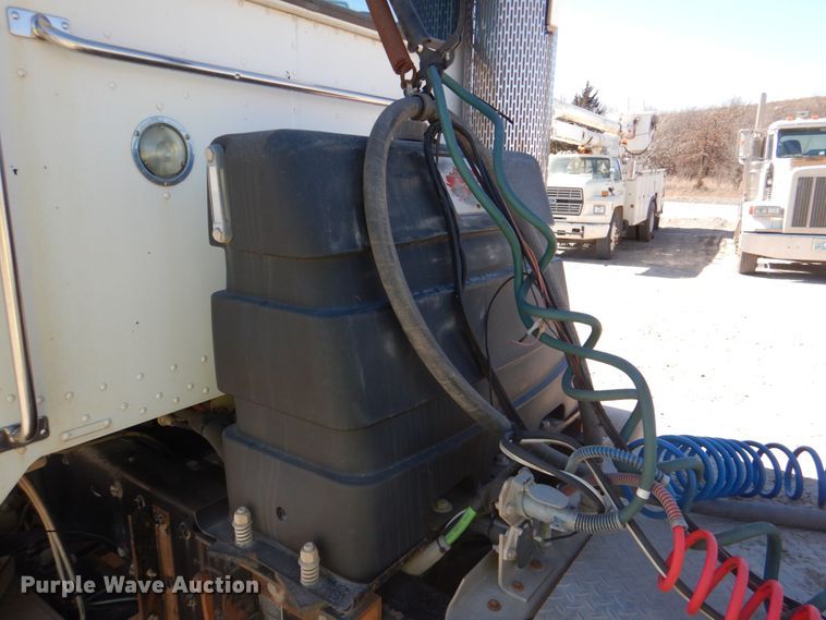 image for item DK3655 2005 Peterbilt 385  semi truck