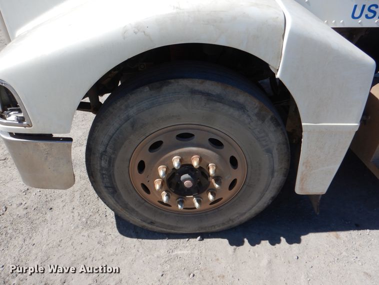 image for item DK3655 2005 Peterbilt 385  semi truck