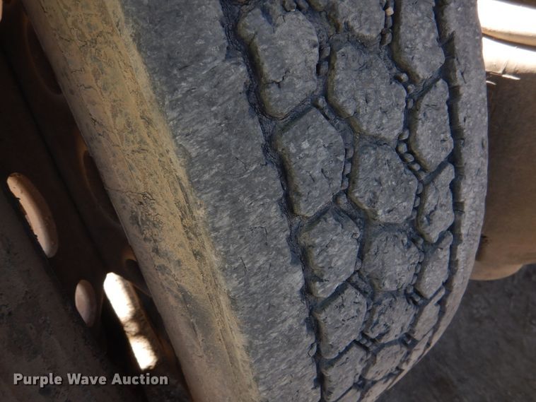 image for item DK3655 2005 Peterbilt 385  semi truck