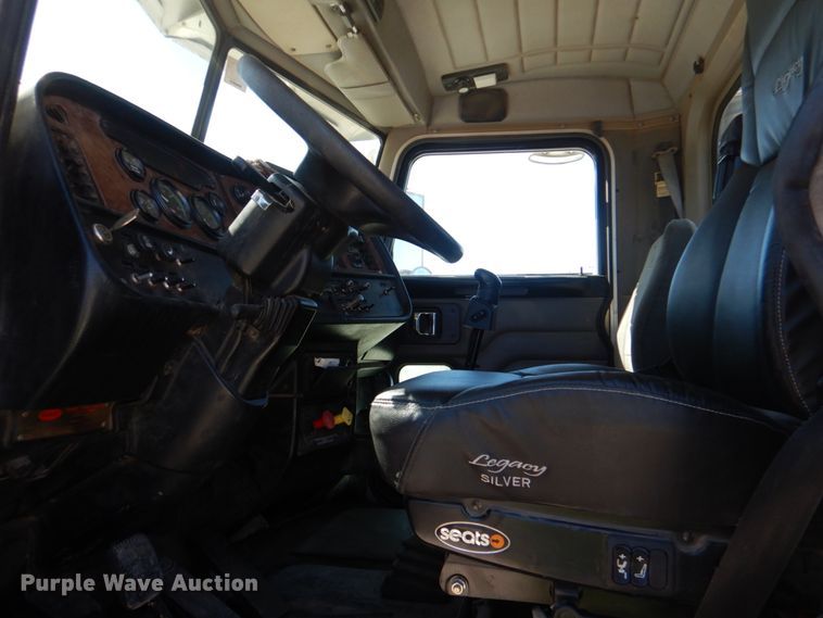 image for item DK3656 2005 Peterbilt 385  semi truck