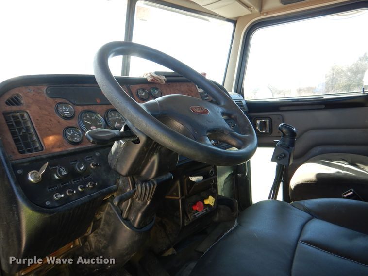 image for item DK3656 2005 Peterbilt 385  semi truck