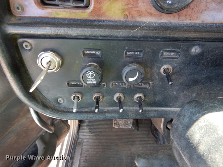 image for item DK3656 2005 Peterbilt 385  semi truck