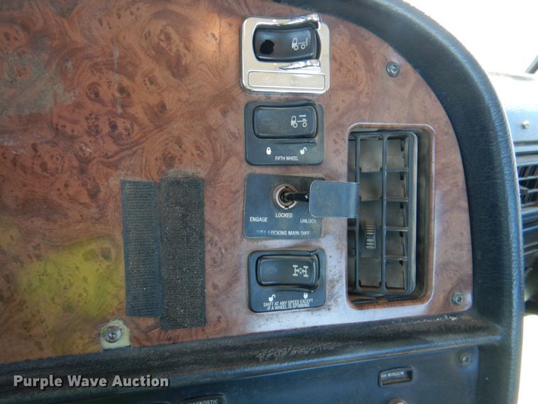 image for item DK3656 2005 Peterbilt 385  semi truck