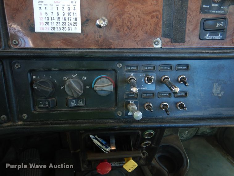 image for item DK3656 2005 Peterbilt 385  semi truck