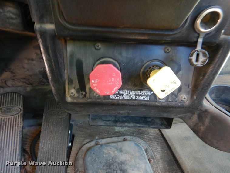 image for item DK3656 2005 Peterbilt 385  semi truck