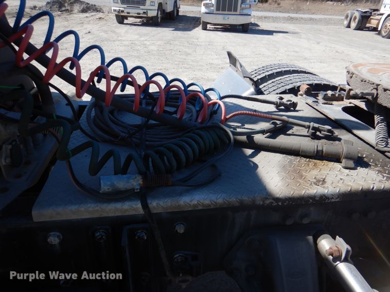 image for item DK3656 2005 Peterbilt 385  semi truck