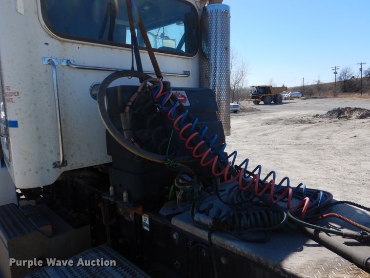 image for item DK3656 2005 Peterbilt 385  semi truck