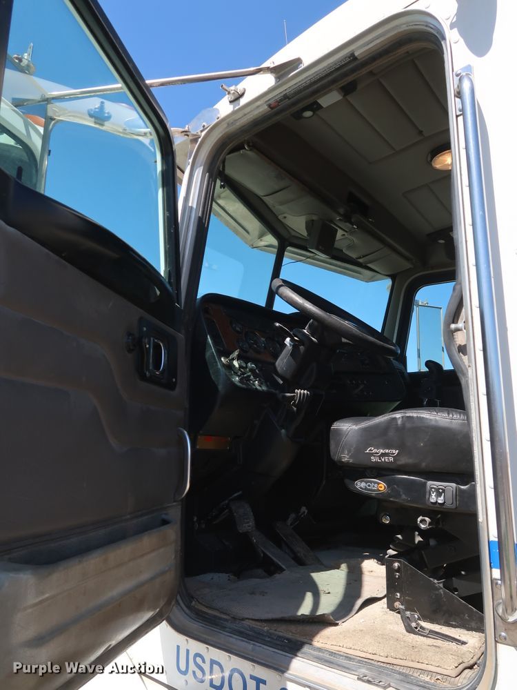 image for item DK3659 2005 Peterbilt 385  semi truck