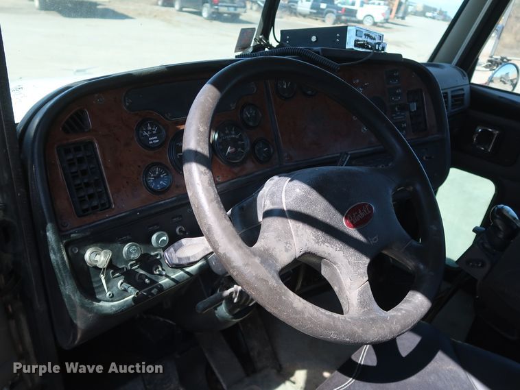 image for item DK3659 2005 Peterbilt 385  semi truck