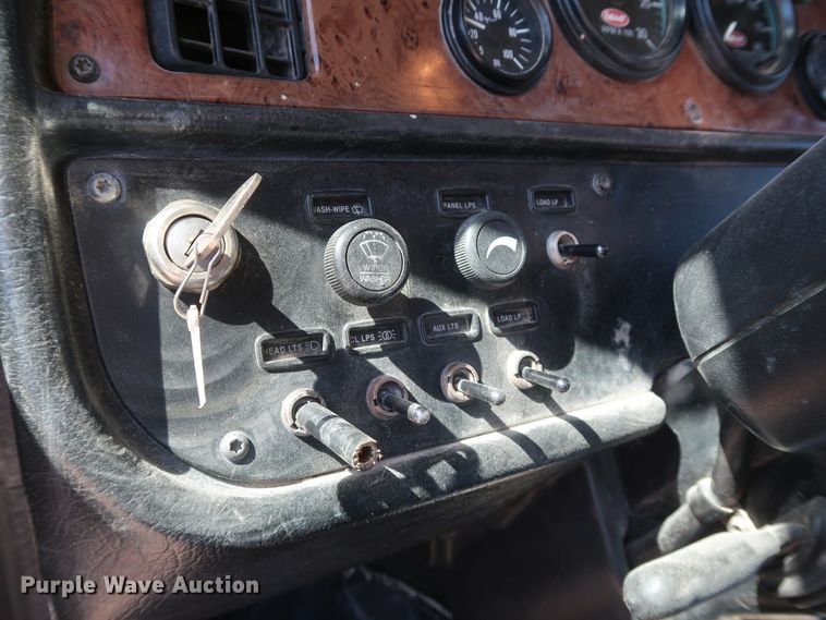 image for item DK3659 2005 Peterbilt 385  semi truck