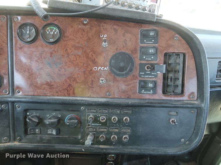 image for item DK3659 2005 Peterbilt 385  semi truck