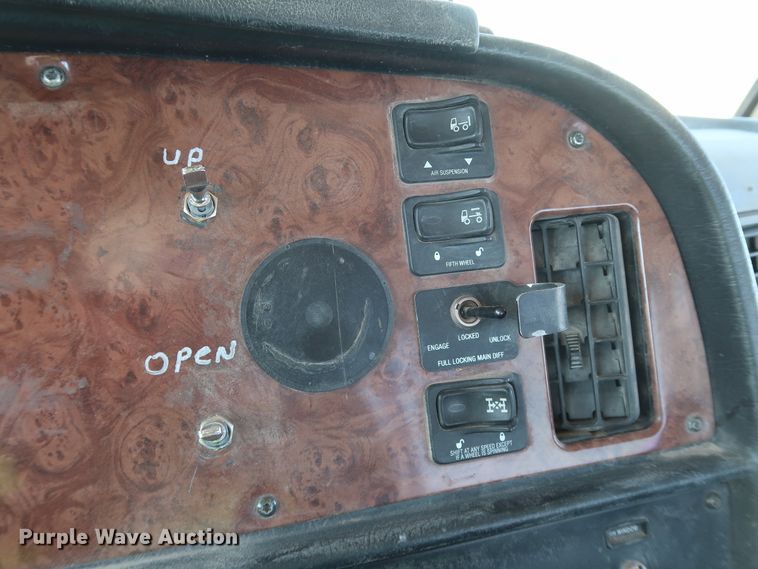 image for item DK3659 2005 Peterbilt 385  semi truck