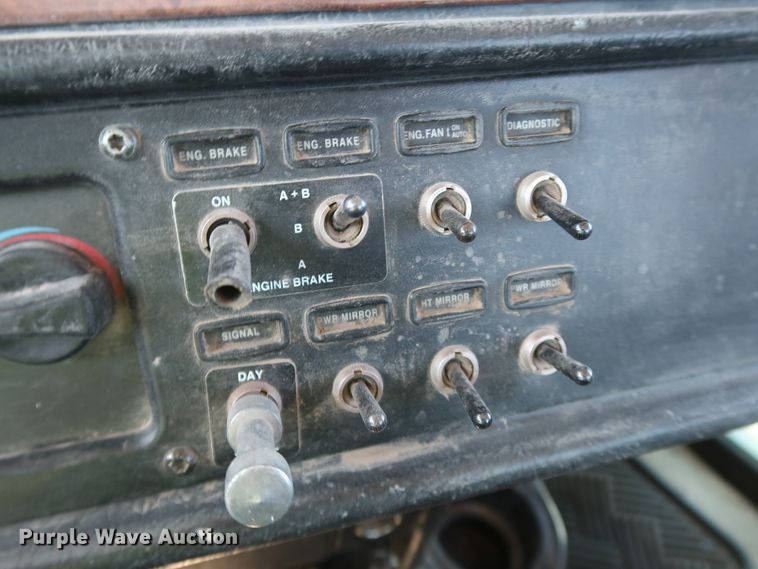 image for item DK3659 2005 Peterbilt 385  semi truck