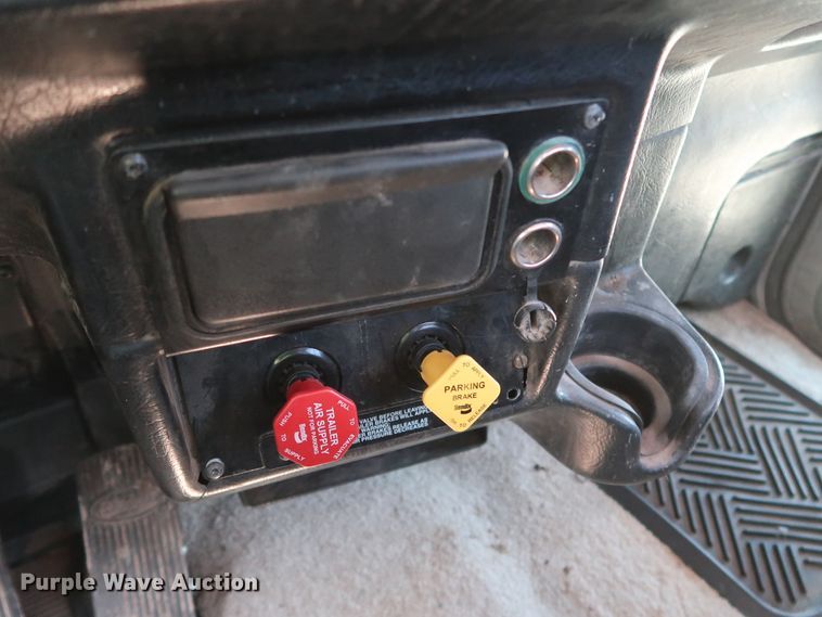 image for item DK3659 2005 Peterbilt 385  semi truck