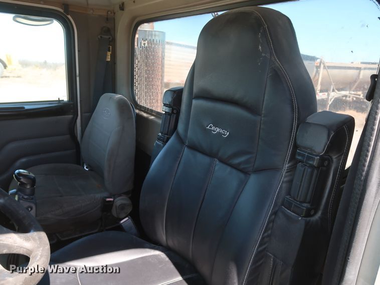 image for item DK3659 2005 Peterbilt 385  semi truck