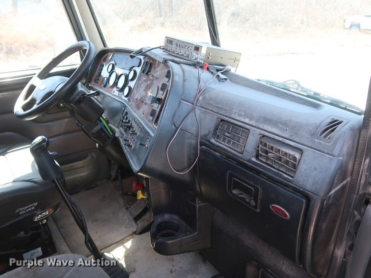 image for item DK3659 2005 Peterbilt 385  semi truck
