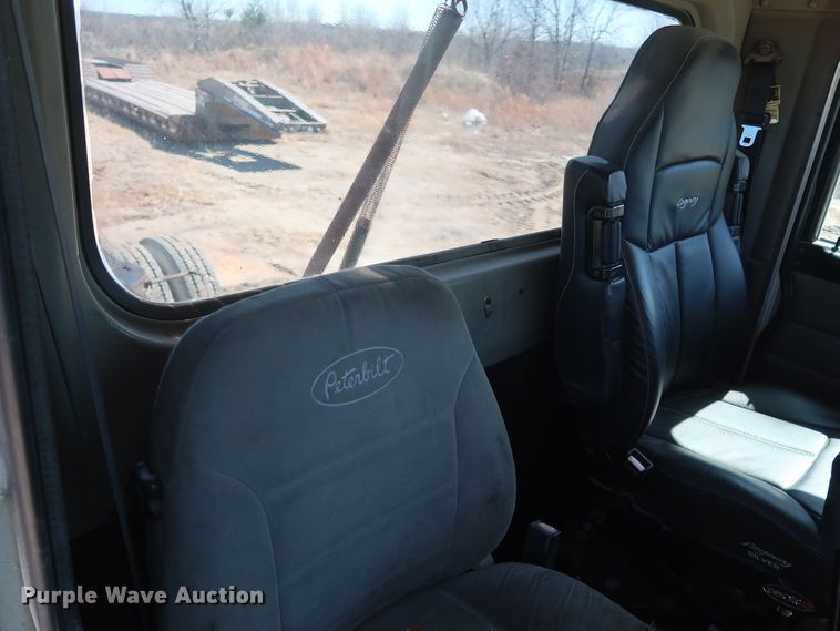 image for item DK3659 2005 Peterbilt 385  semi truck