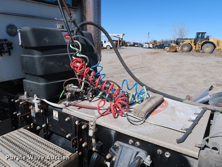 image for item DK3659 2005 Peterbilt 385  semi truck