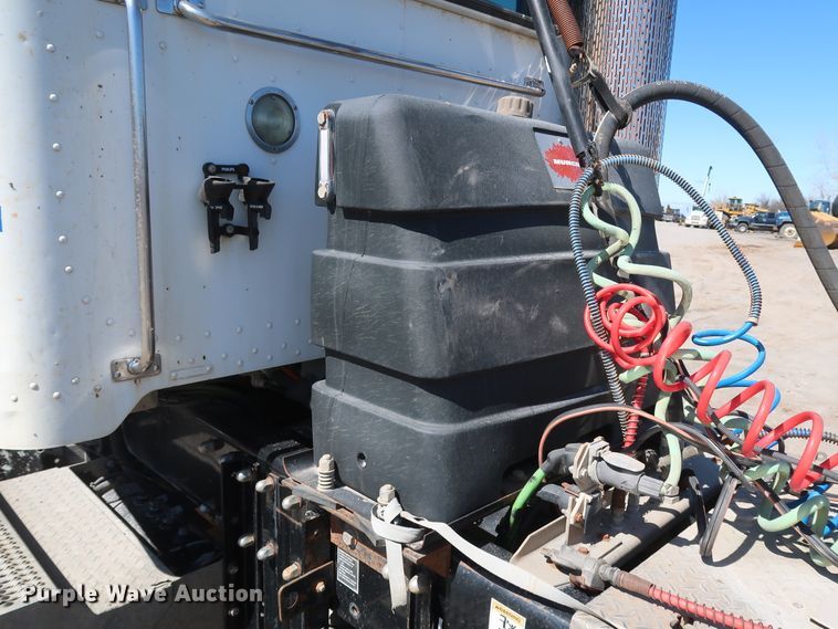 image for item DK3659 2005 Peterbilt 385  semi truck