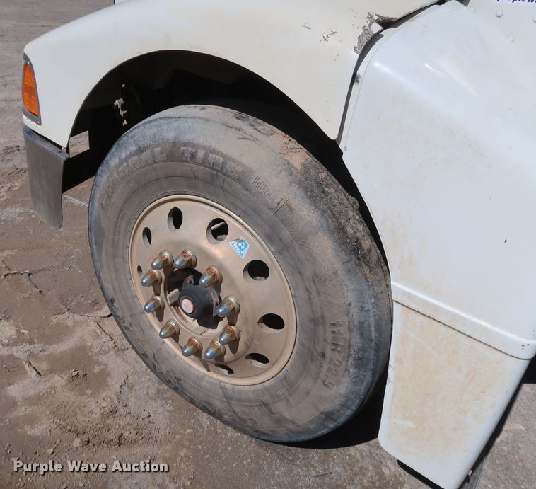 image for item DK3659 2005 Peterbilt 385  semi truck