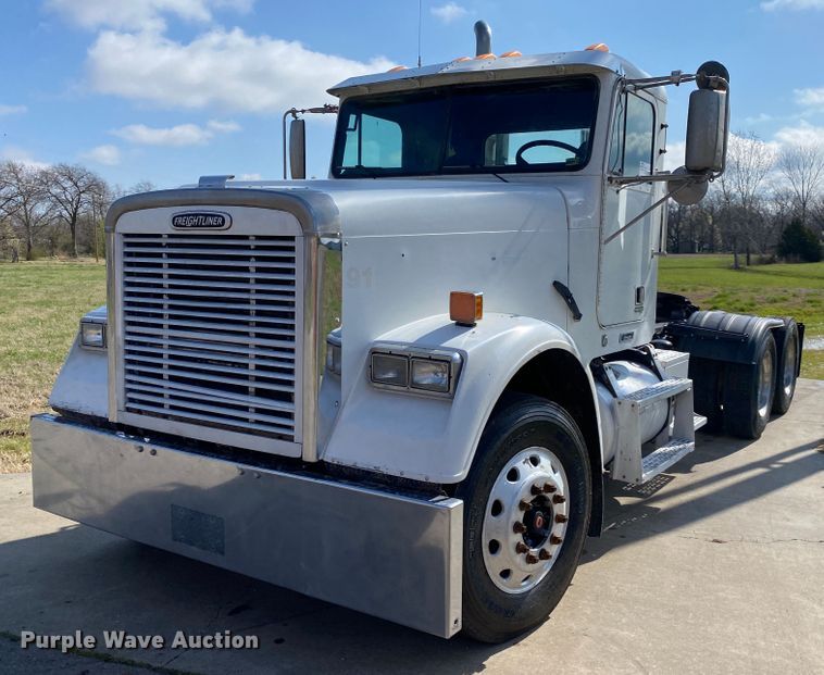 image for item DM4034 2000 Freightliner FLD120SD  semi truck