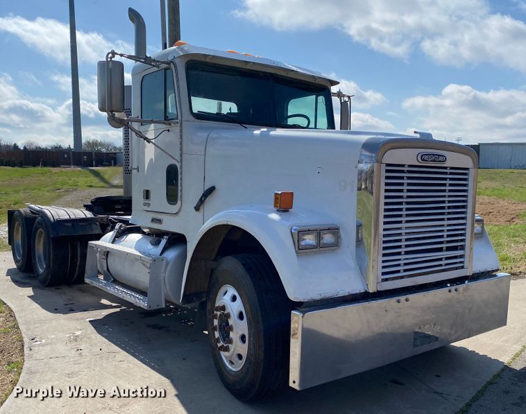 image for item DM4034 2000 Freightliner FLD120SD  semi truck