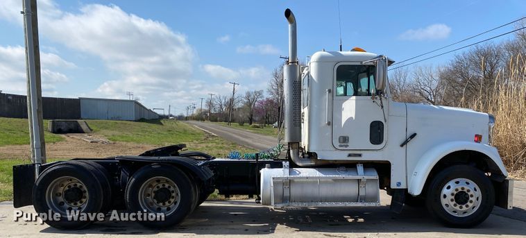 image for item DM4034 2000 Freightliner FLD120SD  semi truck