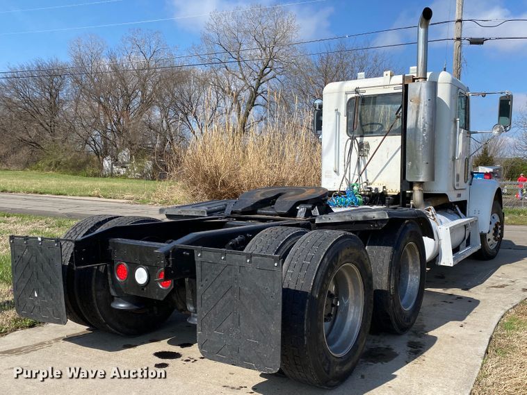 image for item DM4034 2000 Freightliner FLD120SD  semi truck