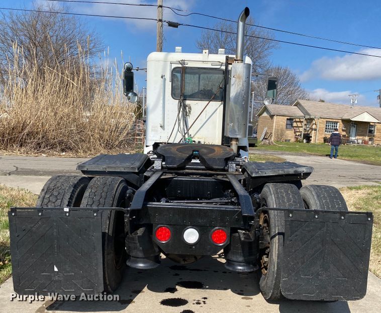 image for item DM4034 2000 Freightliner FLD120SD  semi truck