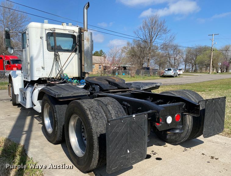 image for item DM4034 2000 Freightliner FLD120SD  semi truck